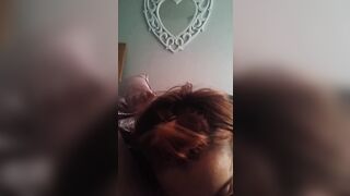 Amica con occhiali mi fa un bel pompino e mi fa sborrare