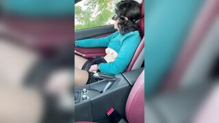 Lo succhia a sconosciuto in auto che le viene in bocca