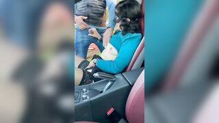 Lo succhia a sconosciuto in auto che le viene in bocca