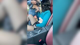 Lo succhia a sconosciuto in auto che le viene in bocca