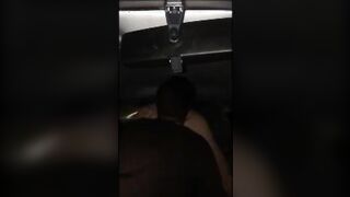 Lecca il culo in macchina alla travesta a pecorina