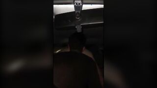 Lecca il culo in macchina alla travesta a pecorina