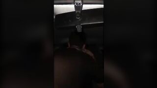 Lecca il culo in macchina alla travesta a pecorina