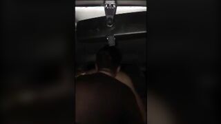 Lecca il culo in macchina alla travesta a pecorina