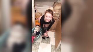 Biondina ingoia lo sperma del fidanzato