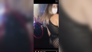Bella ragazza culona in discoteca