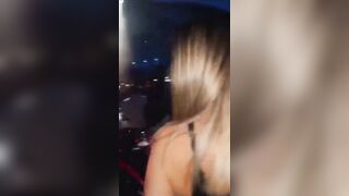 Bella ragazza culona in discoteca