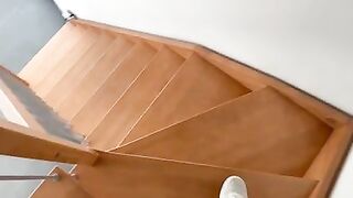 Ragazza italiana con occhiali scopata sul divano dal suo fidanzato