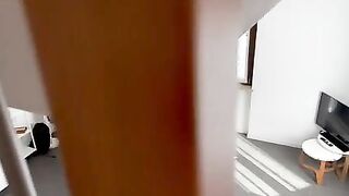 Ragazza italiana con occhiali scopata sul divano dal suo fidanzato