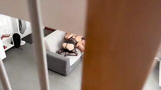 Ragazza italiana con occhiali scopata sul divano dal suo fidanzato