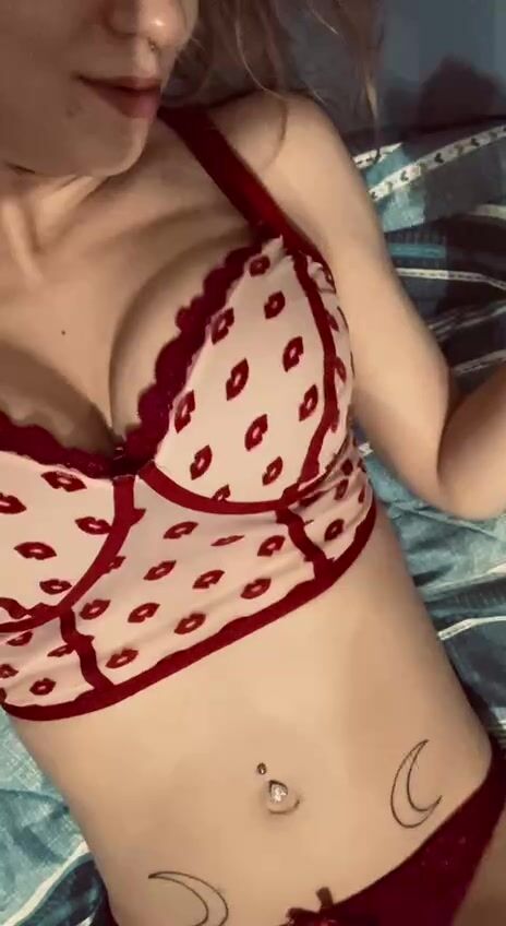 Giovane ragazza rossa in lingerie