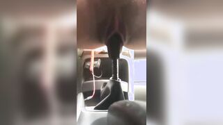 La signora ha una marcia in piu -SI MASTURBA COL CAMBIO DELLA MACCHINA