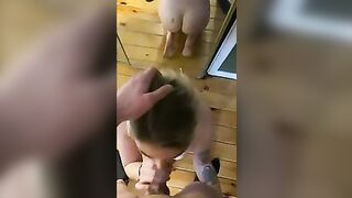 Giovane fidanzata bionda lo spompina e ingoia il seme