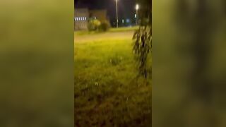 Fidanzata troia mi fa un bocchino all'aperto di notte