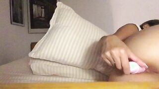 Diciottenne si masturba il culo col vibratore in cameretta