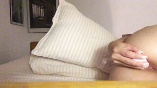 Diciottenne si masturba il culo col vibratore in cameretta