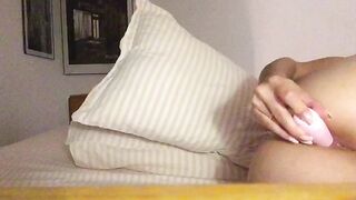 Diciottenne si masturba il culo col vibratore in cameretta