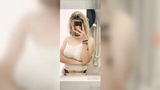 Goldiva Selfie biondina tettona