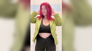 Mady si stringe le tettone tra le mani in bagno