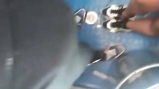 Porta la fidanzata nel bagno del treno e si fa fare un pompino