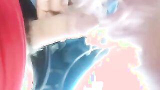 Porta la fidanzata nel bagno del treno e si fa fare un pompino