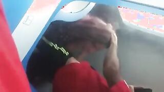 Porta la fidanzata nel bagno del treno e si fa fare un pompino