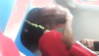 Porta la fidanzata nel bagno del treno e si fa fare un pompino