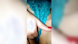 Moglie si masturba con body azzurro per l'amante