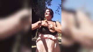 Milf tettona esibizionista si masturba outdoor