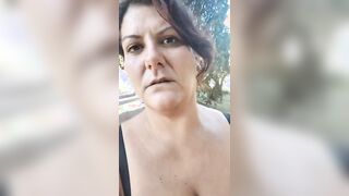 Milf tettona esibizionista si masturba outdoor