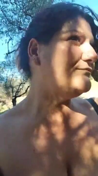 Milf tettona esibizionista si masturba outdoor