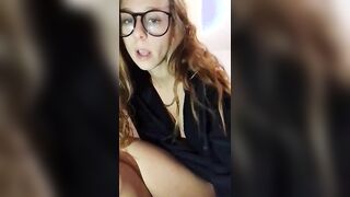 Ditalino diciottenne italiana con occhiali C4