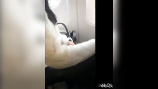 Ditalino in aereo ragazza italiana esibizionista