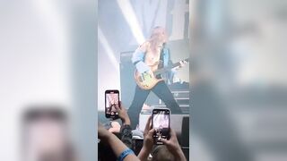 Vic dei Maneskin Tette di fuori in concerto