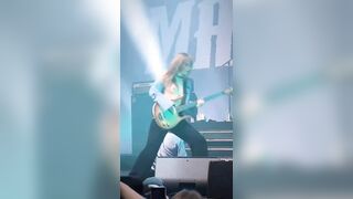 Vic dei Maneskin Tette di fuori in concerto