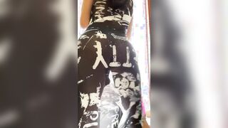 I miei vicini si eccitano molto vedendomi cosi troia alla finestra