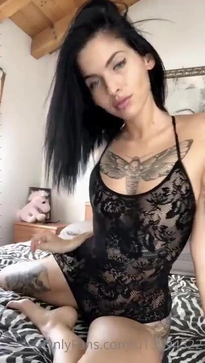 Suicide girl italiana si spoglia nuda Ofans