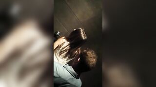 Fidanzata italiana scopata nel bagno della discoteca