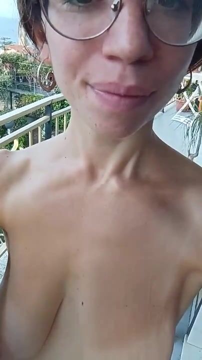 Nuda sul balcone