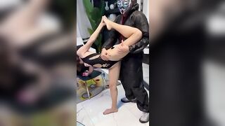 Fammi scopare dal tuo amico e di a tuo marito di mettermelo in bocca