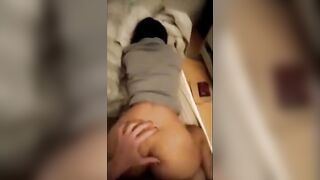 Faccio urlare la mia troietta sbattendola a pecorina