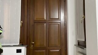 Scopo questa biondina troia sul divano