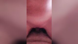 ragazza italiana sbattuta forte sul divano