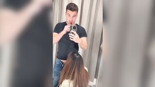 Pompino nel camerino del centro commerciale