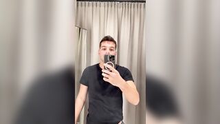 Pompino nel camerino del centro commerciale