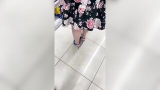 Moglie esibizionista a fare la spesa