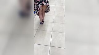 Moglie esibizionista a fare la spesa