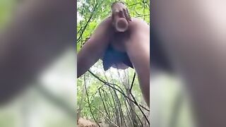 Ragazza bionda si masturba e spompina il cazzo al fidanzato all'aperto