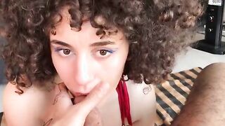 Ragazza ricciolina spompina il suo ragazzo