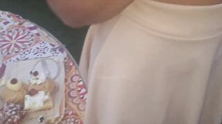 Festino cuckold moglie puttana offerta agli amici